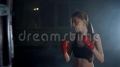女孩，年轻女子用拳击袋打拳击，用跆拳道自卫
